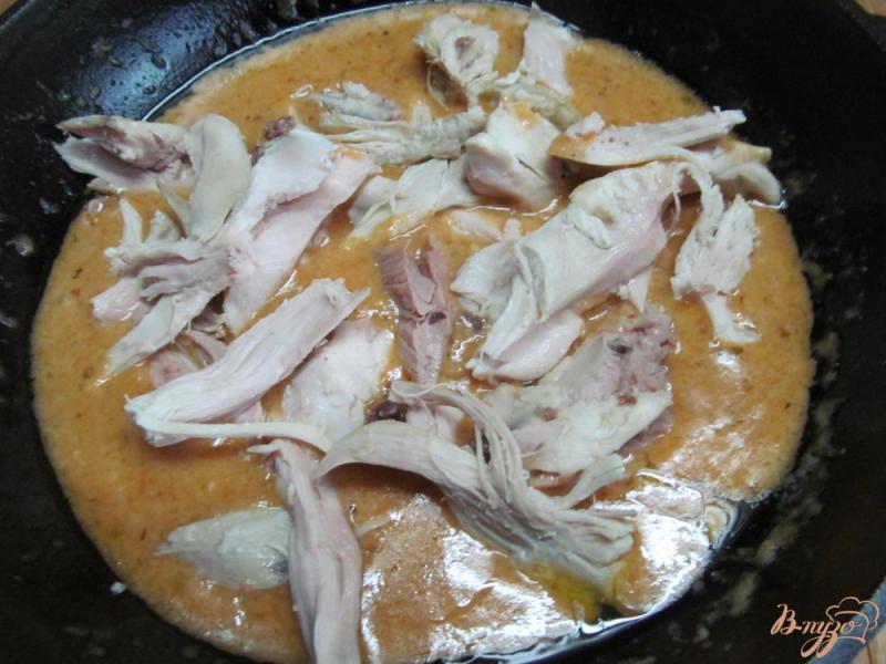 Фото приготовление рецепта: Куриные сырные пенне шаг №4