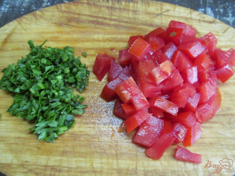 Фото приготовление рецепта: Салат с сельдью помидором и фасолью шаг №3
