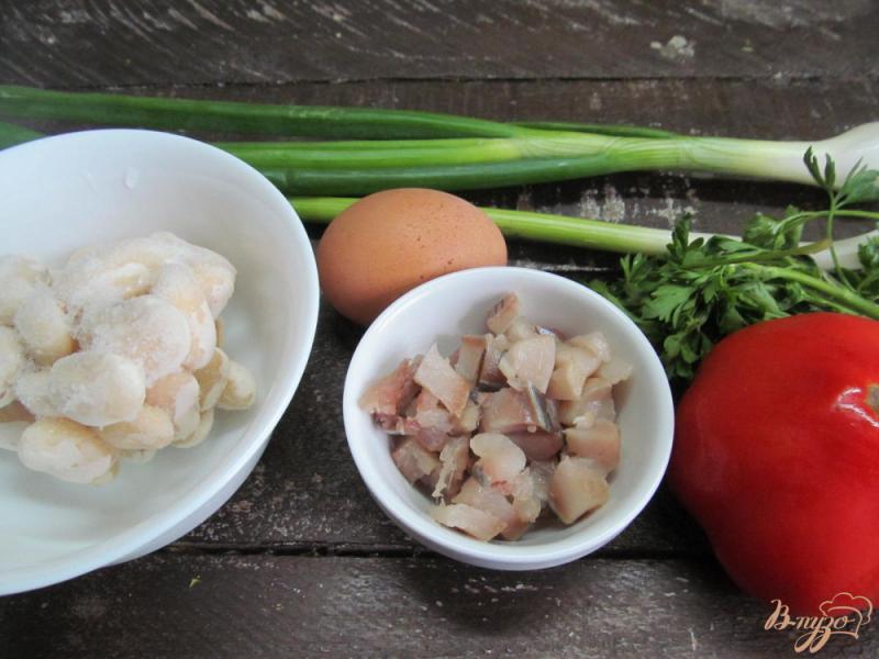Фото приготовление рецепта: Салат с сельдью помидором и фасолью шаг №1