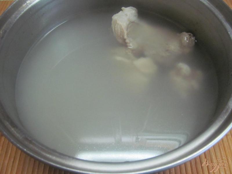Фото приготовление рецепта: Суп с редисом и молодой капустой шаг №1