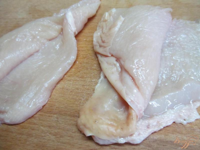 Фото приготовление рецепта: Куриные грудки фаршированные сыром и каперсами шаг №2