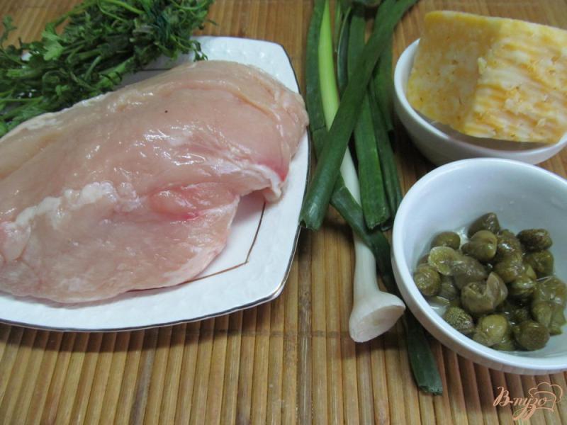 Фото приготовление рецепта: Куриные грудки фаршированные сыром и каперсами шаг №1