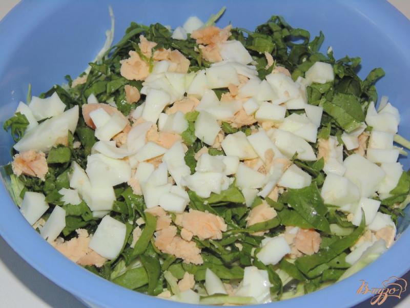 Фото приготовление рецепта: Капустный салат с яйцами и шпинатом шаг №3