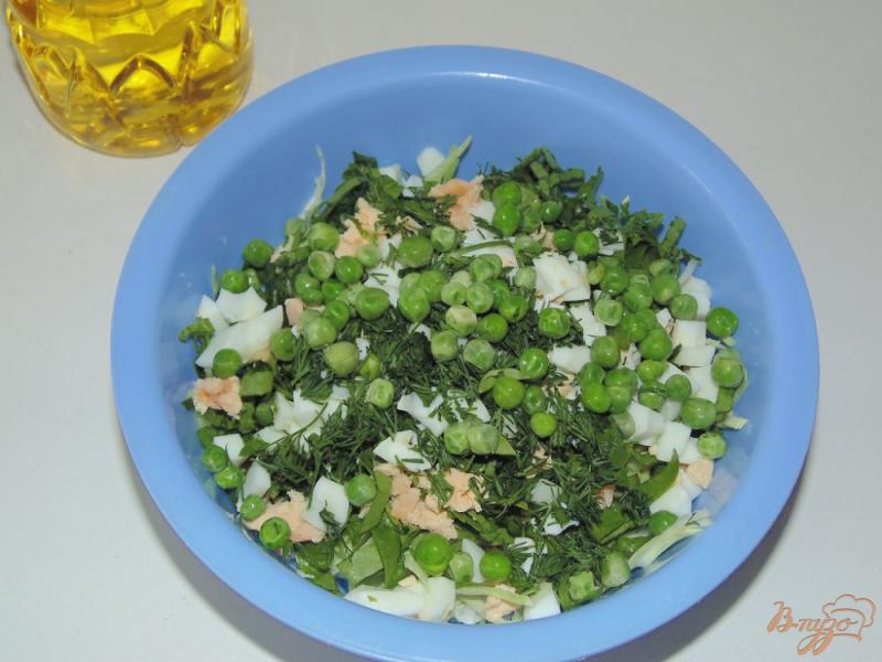 Фото приготовление рецепта: Капустный салат с яйцами и шпинатом шаг №4