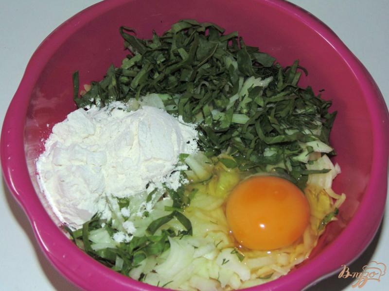 Фото приготовление рецепта: Картофельные драники со шпинатом и укропом шаг №4