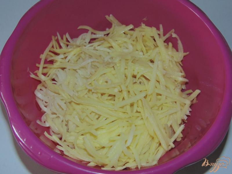 Фото приготовление рецепта: Картофельные драники со шпинатом и укропом шаг №3