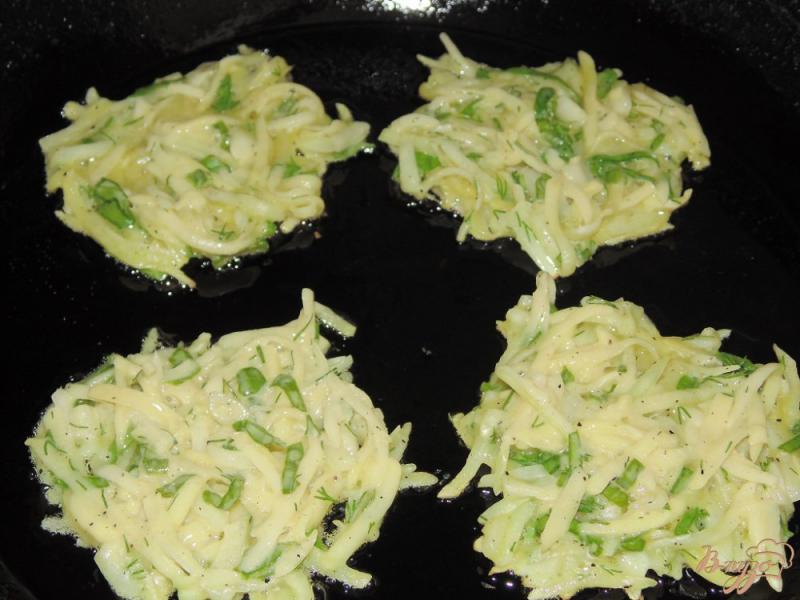 Фото приготовление рецепта: Картофельные драники со шпинатом и укропом шаг №5