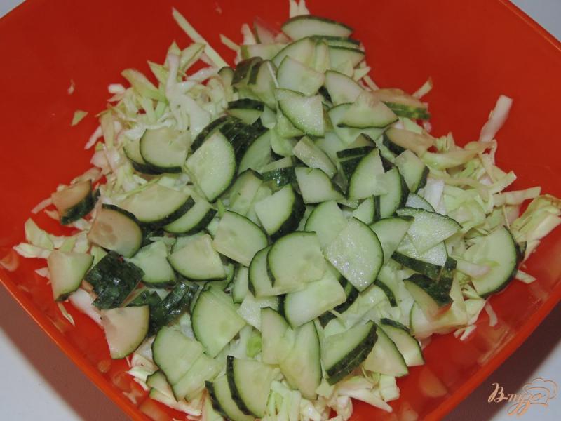 Фото приготовление рецепта: Салат со свежим шпинатом и крабовыми палочками шаг №2