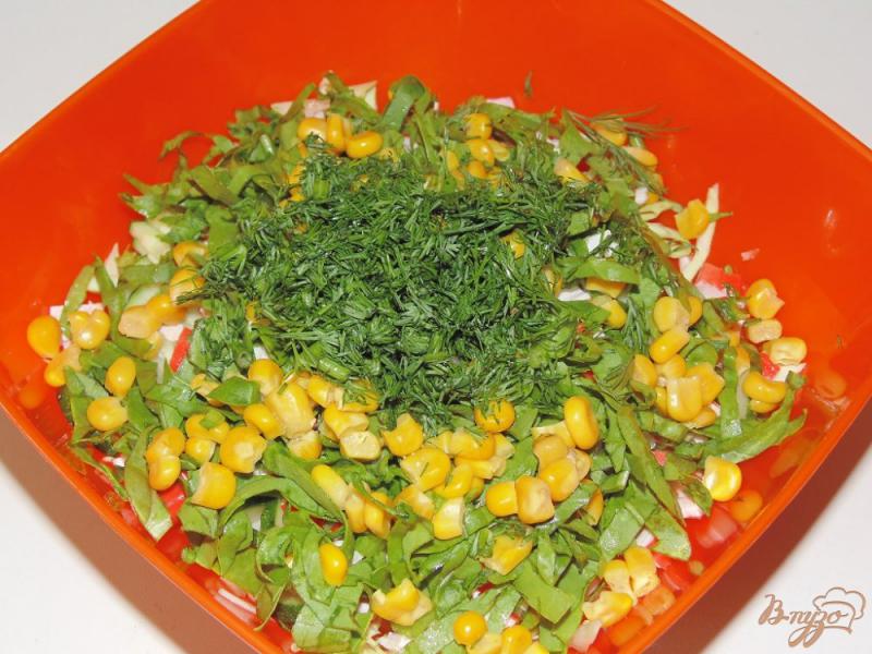 Фото приготовление рецепта: Салат со свежим шпинатом и крабовыми палочками шаг №5
