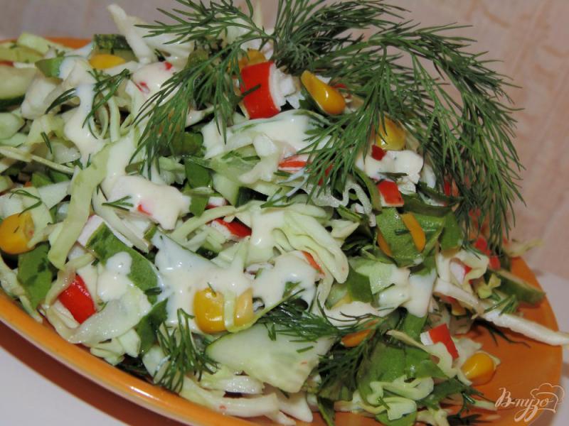 Фото приготовление рецепта: Салат со свежим шпинатом и крабовыми палочками шаг №6