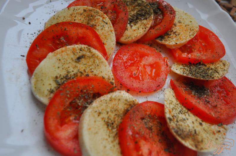 Фото приготовление рецепта: Салат с моцареллой и помидорами шаг №4
