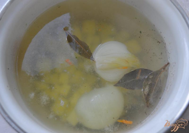 Фото приготовление рецепта: Рыбный суп с карпом и пшеничной крупой шаг №1