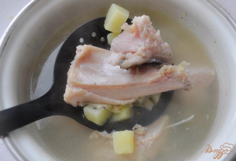 Фото приготовление рецепта: Рыбный суп с карпом и пшеничной крупой шаг №3