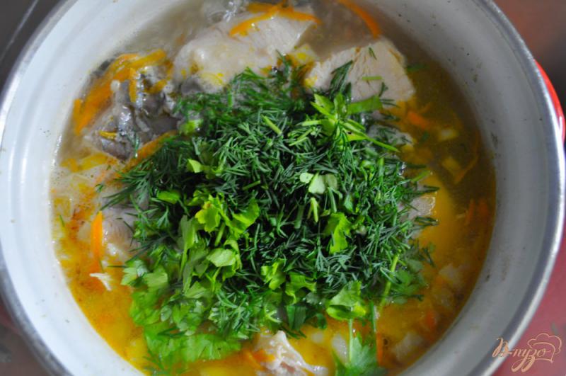 Фото приготовление рецепта: Рыбный суп с карпом и пшеничной крупой шаг №6