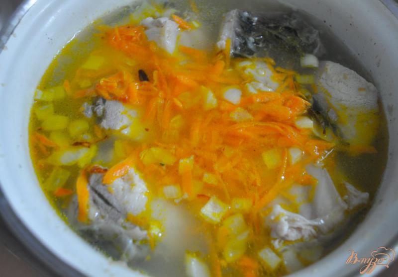 Фото приготовление рецепта: Рыбный суп с карпом и пшеничной крупой шаг №5