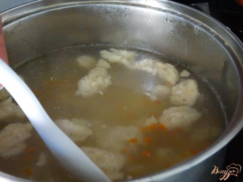 Фото приготовление рецепта: Куриный суп с клецками шаг №7