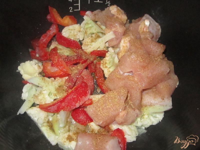 Фото приготовление рецепта: Курица с овощами и фасолью в томате в мультиварке шаг №4