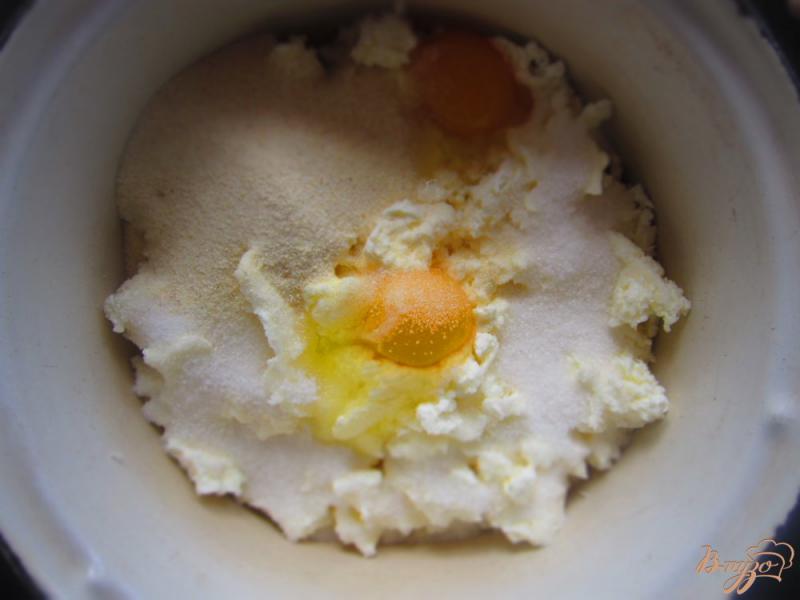 Фото приготовление рецепта: Творожная запеканка с абрикосом и смородиной в мультиварке шаг №1