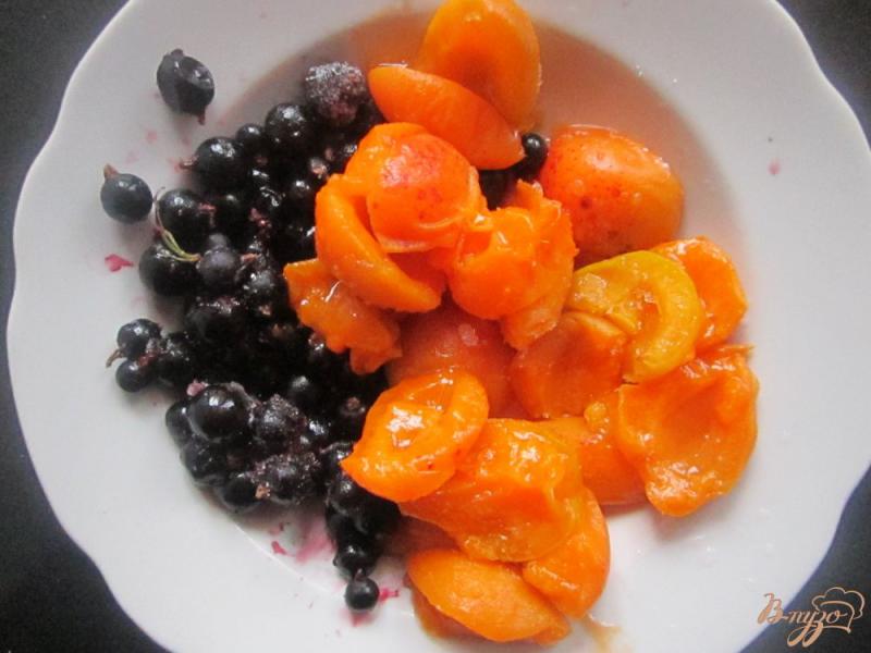 Фото приготовление рецепта: Творожная запеканка с абрикосом и смородиной в мультиварке шаг №4