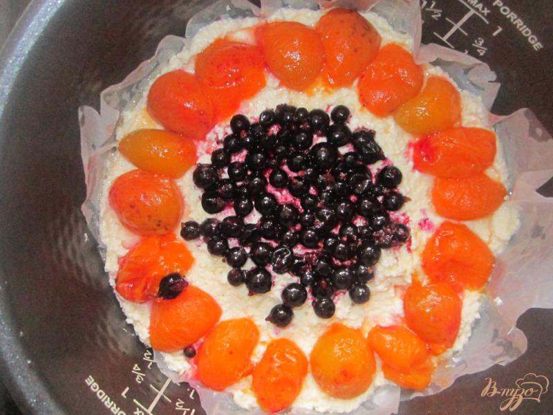 Фото приготовление рецепта: Творожная запеканка с абрикосом и смородиной в мультиварке шаг №5