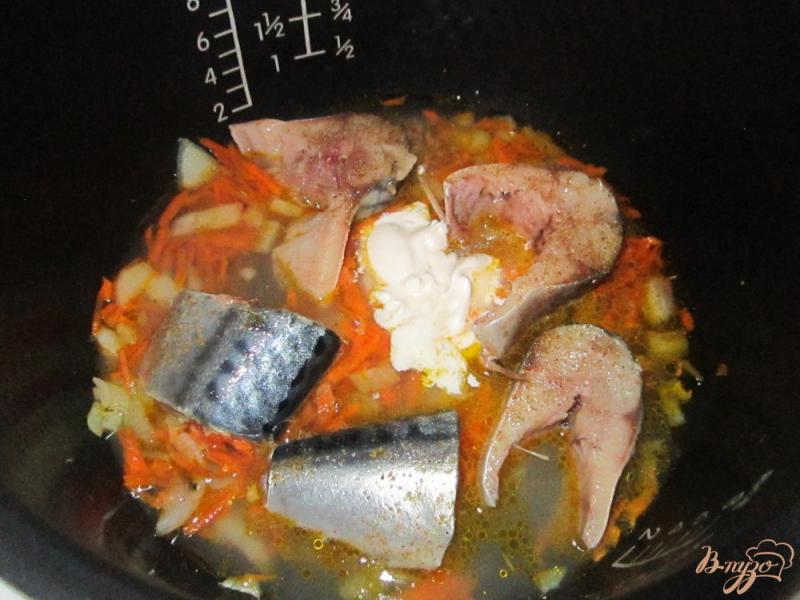 Фото приготовление рецепта: Скумбрия в сливочном соусе в мультиварке шаг №4
