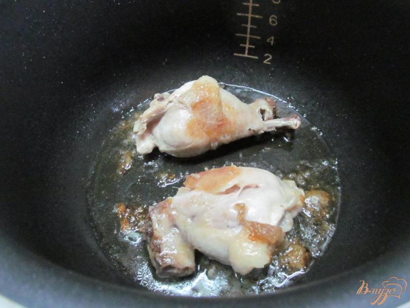 Фото приготовление рецепта: Тушенная курица с перловкой в мультиварке шаг №3