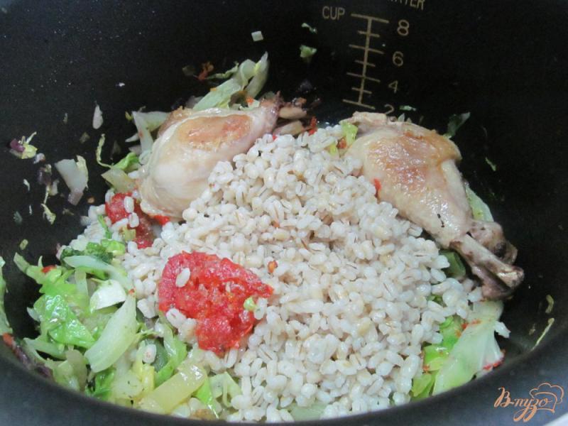 Фото приготовление рецепта: Тушенная курица с перловкой в мультиварке шаг №8