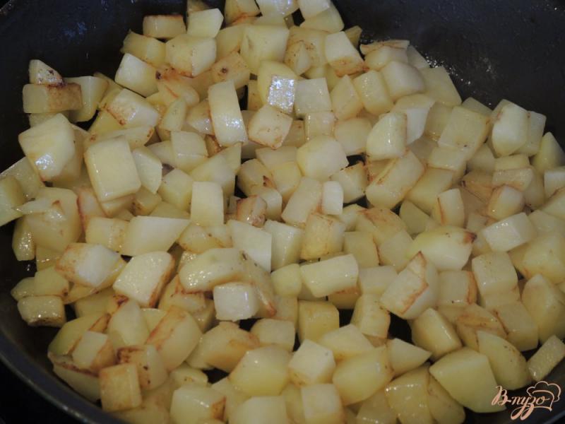 Фото приготовление рецепта: Окрошка с жареной картошкой шаг №3