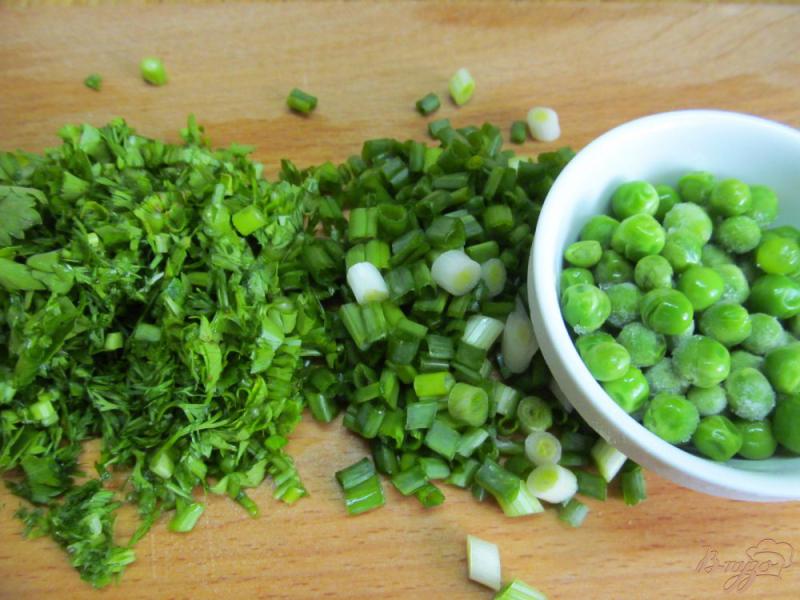 Фото приготовление рецепта: Салат из сезонных молодых овощей шаг №4