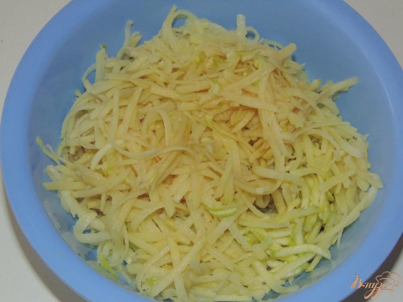 Фото приготовление рецепта: Картофельные драники с кабачком и зеленым луком шаг №2