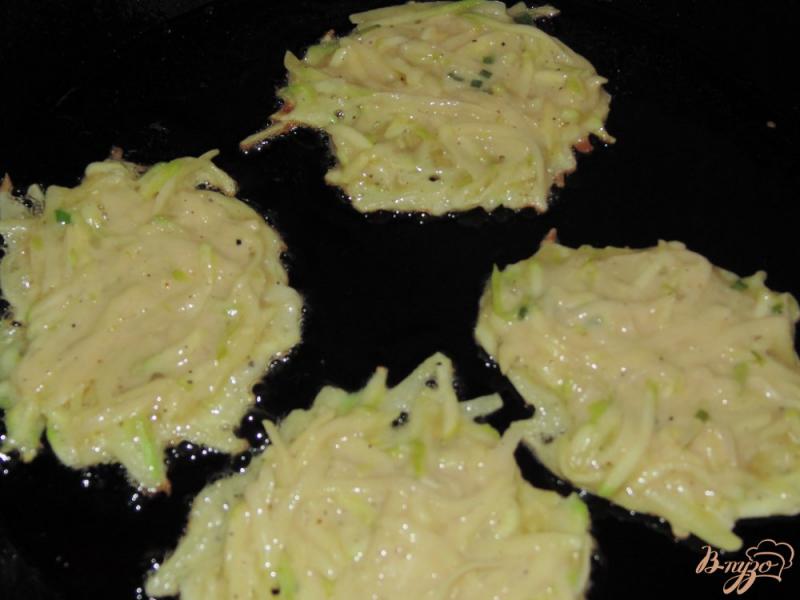 Фото приготовление рецепта: Картофельные драники с кабачком и зеленым луком шаг №4