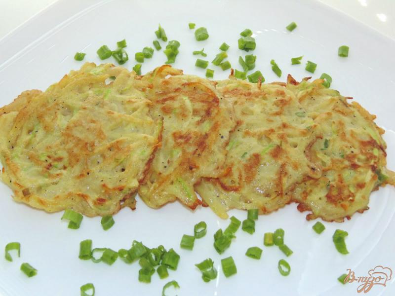 Фото приготовление рецепта: Картофельные драники с кабачком и зеленым луком шаг №6