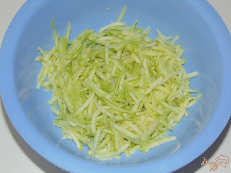 Фото приготовление рецепта: Картофельные драники с кабачком и зеленым луком шаг №1