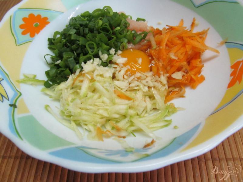 Фото приготовление рецепта: Куриные оладьи с овощами шаг №3
