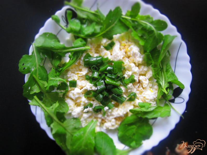 Фото приготовление рецепта: Салат с рукколой, творогом и грецкими орехами шаг №4
