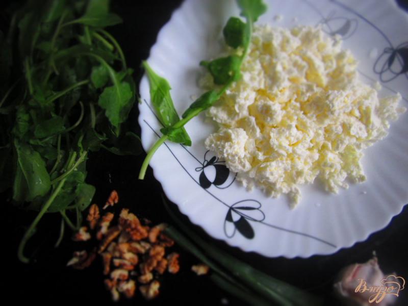 Фото приготовление рецепта: Салат с рукколой, творогом и грецкими орехами шаг №1