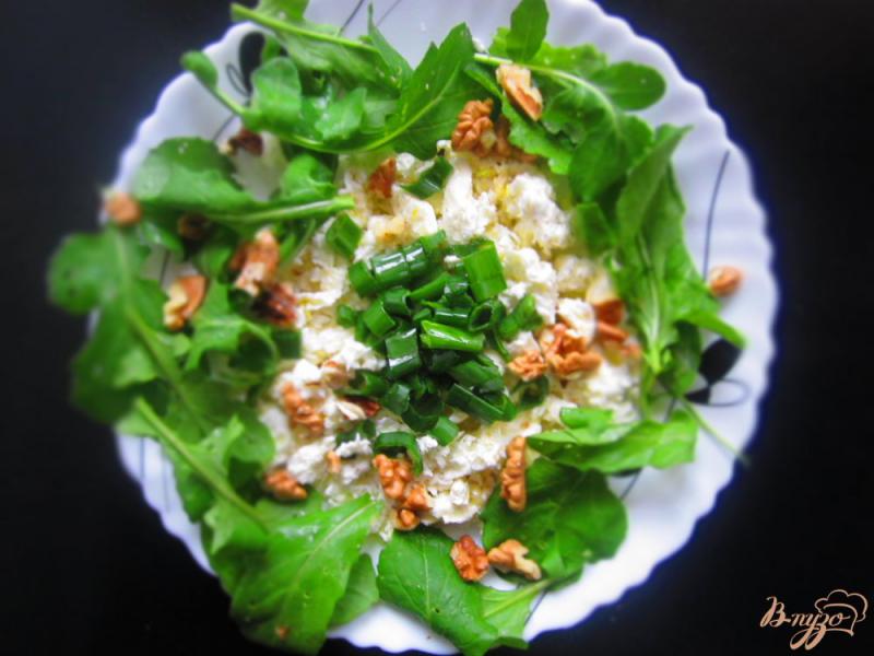 Фото приготовление рецепта: Салат с рукколой, творогом и грецкими орехами шаг №5