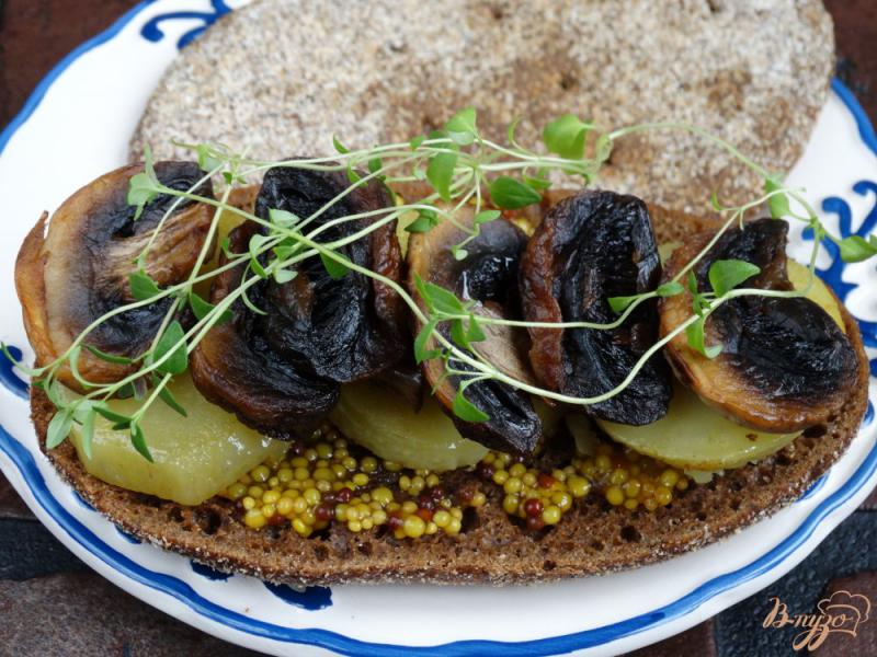 Фото приготовление рецепта: Сандвич с грибами, картофелем и зернистой горчицей шаг №5