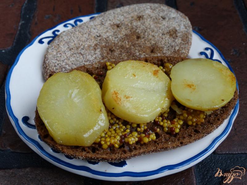 Фото приготовление рецепта: Сандвич с грибами, картофелем и зернистой горчицей шаг №2