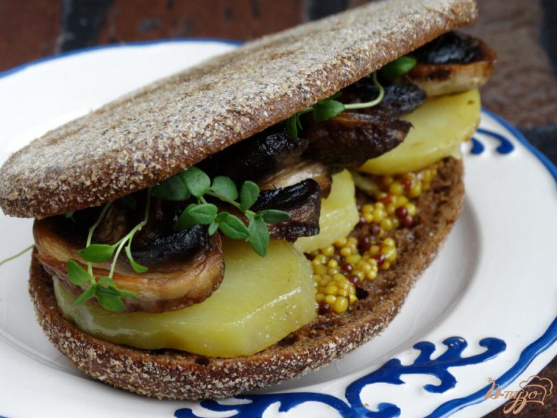 Фото приготовление рецепта: Сандвич с грибами, картофелем и зернистой горчицей шаг №6