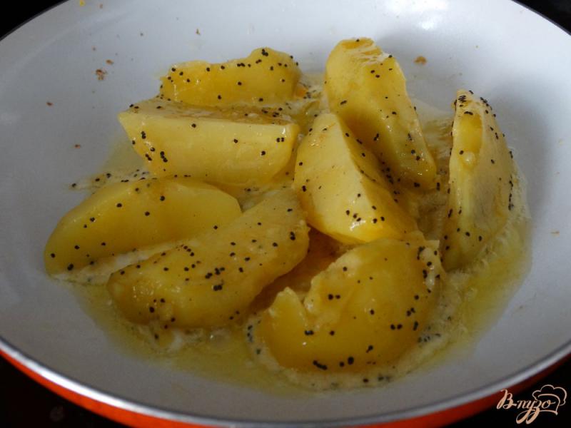 Фото приготовление рецепта: Картофельные дольки в яйце с маком шаг №6