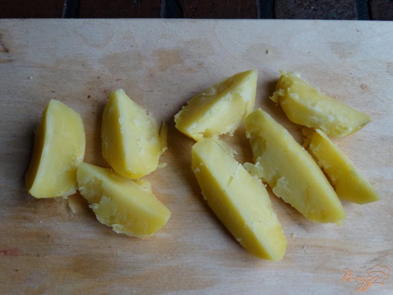 Фото приготовление рецепта: Картофельные дольки в яйце с маком шаг №2