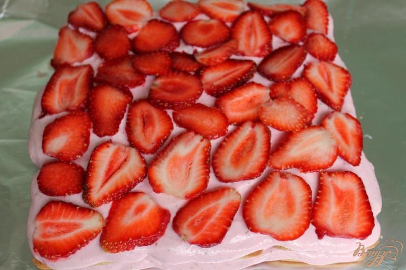 Фото приготовление рецепта: Творожный торт без выпечки с клубникой и мелиссой шаг №4