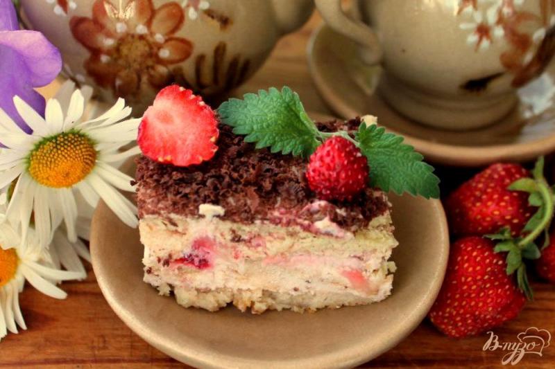 Фото приготовление рецепта: Творожный торт без выпечки с клубникой и мелиссой шаг №8