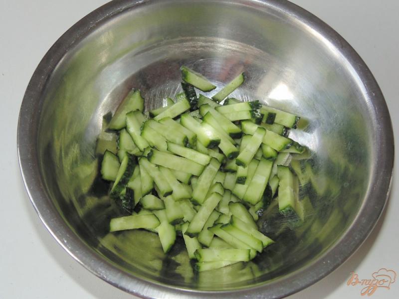 Фото приготовление рецепта: Салат из редиса, дайкона и свежего огурца шаг №1