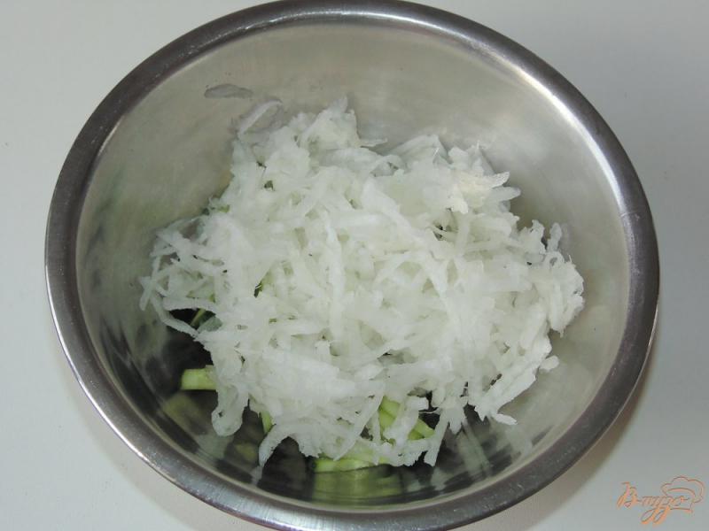 Фото приготовление рецепта: Салат из редиса, дайкона и свежего огурца шаг №2