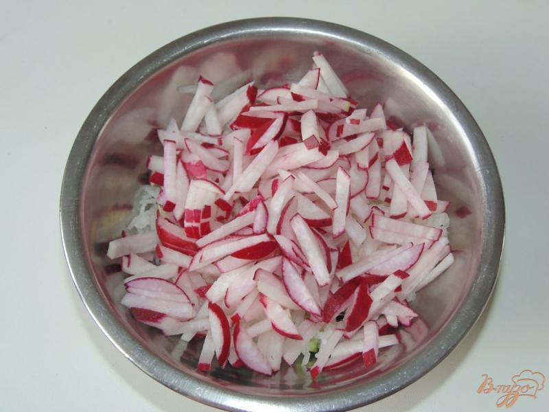 Фото приготовление рецепта: Салат из редиса, дайкона и свежего огурца шаг №3