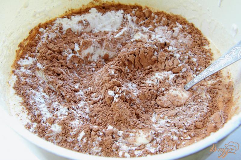 Фото приготовление рецепта: Бисквитный шоколадный торт с шоколадным кремом шаг №4