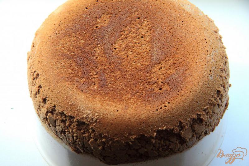 Фото приготовление рецепта: Бисквитный шоколадный торт с шоколадным кремом шаг №6