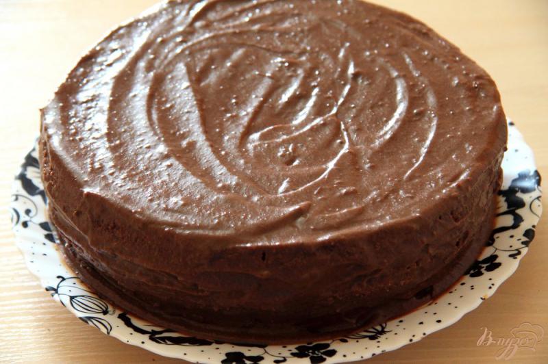 Фото приготовление рецепта: Бисквитный шоколадный торт с шоколадным кремом шаг №13